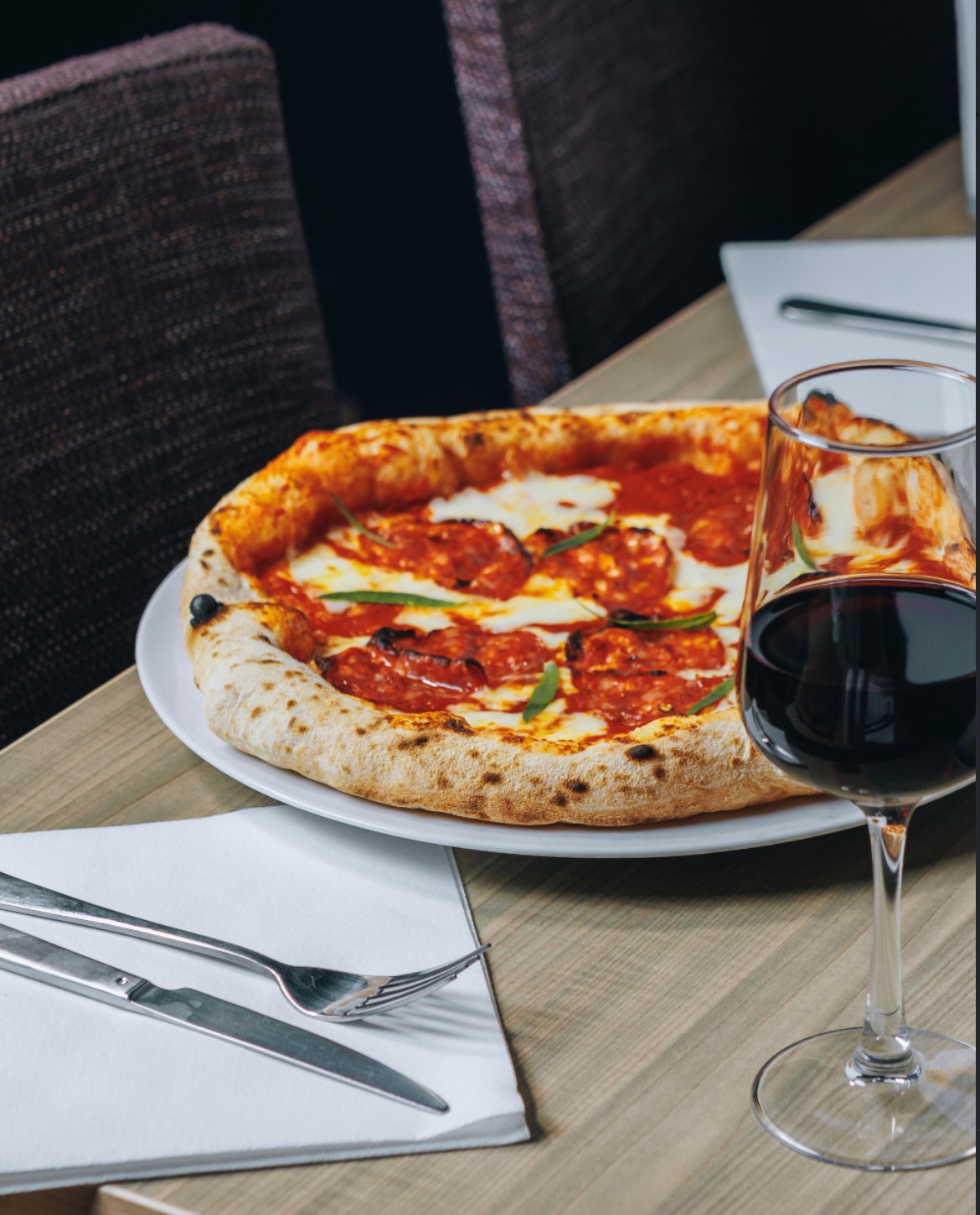 Pizza avec verre de vin